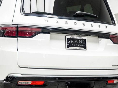 Used 2024 Jeep Wagoneer L Series II w/ Flexible Seating Group image 13