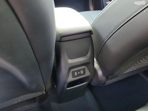 Used 2025 Hyundai Venue Limited FWD image 9