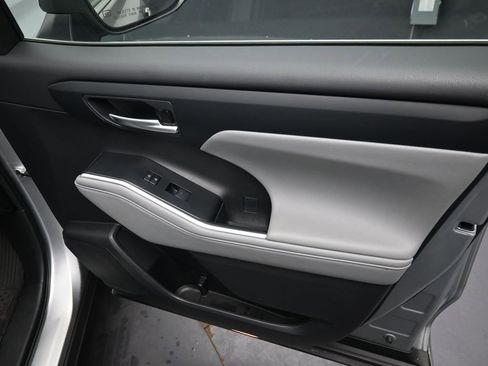 Used 2023 Toyota Highlander XLE image 41