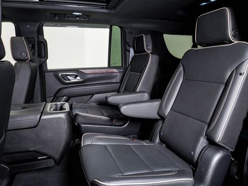 Used 2022 Chevrolet Suburban Premier w/ Premium Package AWD/4WD image 17