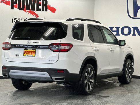 New 2025 Honda Pilot Touring image 3