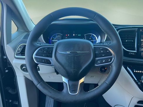 Used 2024 Chrysler Pacifica Select image 13