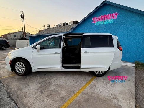 Used 2019 Chrysler Pacifica Touring-L FWD image 12