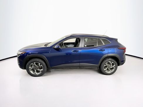 Used 2024 Chevrolet Trax LT w/ LT Convenience Package image 8