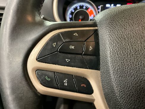 Used 2017 Jeep Cherokee Latitude AWD/4WD image 18