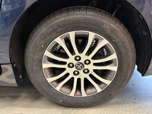Used 2019 Toyota Sienna XLE w/ XLE Navigation Package FWD image 28