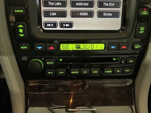 Used 2004 Jaguar XJ8 image 17