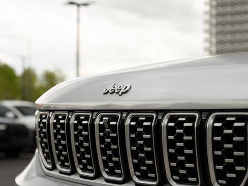 Used 2021 Jeep Grand Cherokee L Summit w/ Luxury Tech Group V AWD/4WD image 43