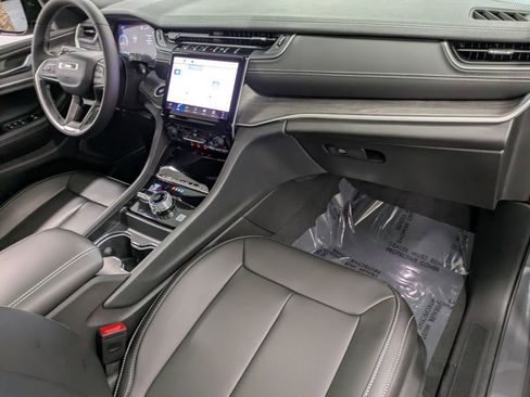 Used 2025 Jeep Grand Cherokee L Limited w/ Black Appearance Package AWD/4WD image 30