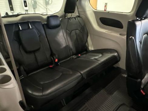 Used 2017 Chrysler Pacifica Touring-L image 31