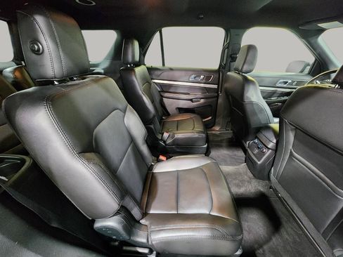 Used 2018 Ford Explorer XLT w/ Equipment Group 202A AWD/4WD image 33
