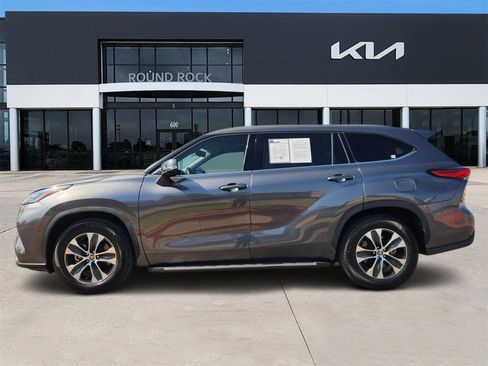 Used 2022 Toyota Highlander XLE image 4