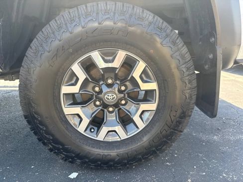 Used 2022 Toyota Tacoma TRD Off-Road AWD/4WD image 14