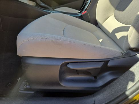 Used 2022 Toyota Corolla LE FWD image 17