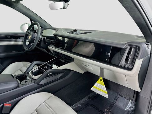 Certified 2026 Porsche Cayenne GTS AWD/4WD image 32
