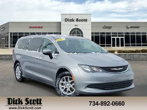 Used 2017 Chrysler Pacifica Touring image 1