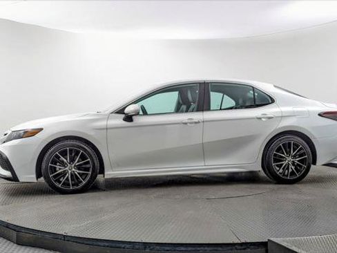 Used 2024 Toyota Camry SE image 3