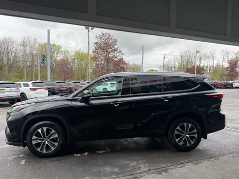 Used 2022 Toyota Highlander XLE AWD/4WD image 4