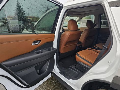 New 2025 Nissan Pathfinder Platinum image 12