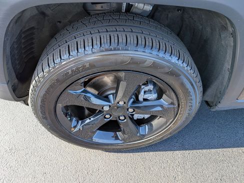 Certified 2025 Jeep Grand Cherokee L Limited w/ Black Appearance Package image 9