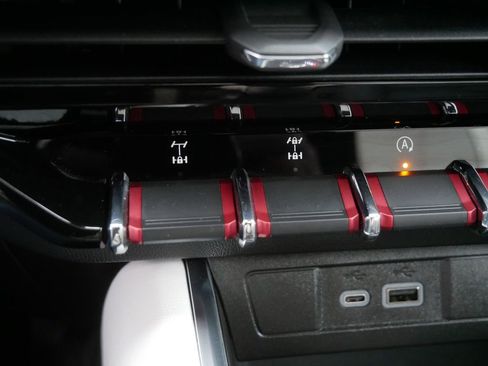 Used 2024 GMC Canyon AT4X image 27