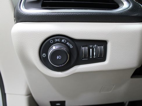 Used 2024 Chrysler Pacifica Limited image 9