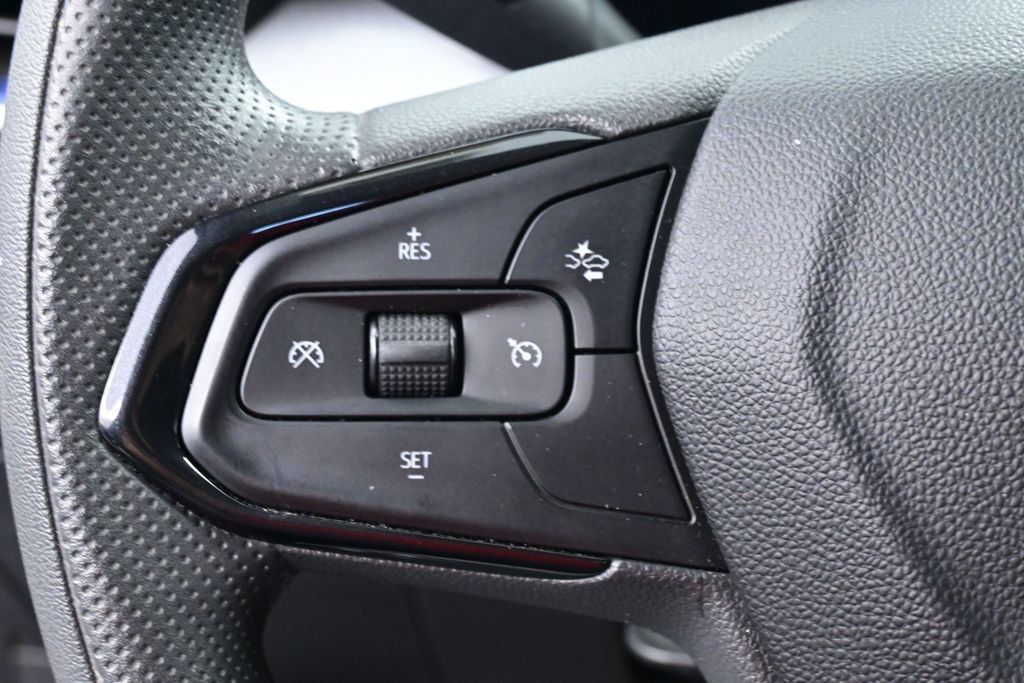 Used 2025 Chevrolet Trax LT FWD image 38