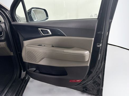 Used 2025 Kia Carnival FWD image 31