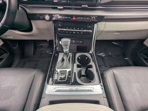 Used 2022 Kia Carnival EX image 20