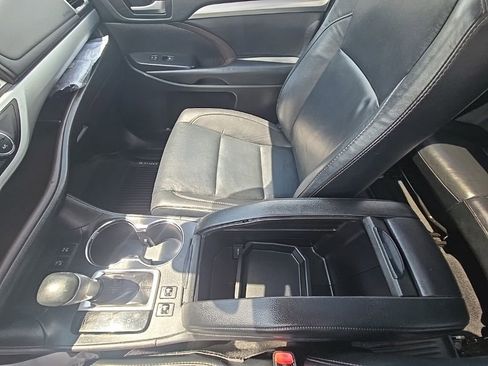Used 2019 Toyota Highlander XLE AWD/4WD image 23
