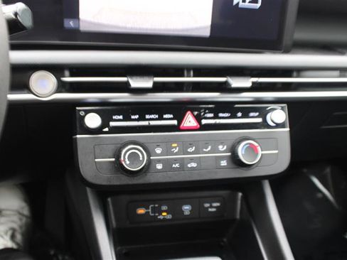 Used 2025 Hyundai Santa Cruz SE FWD image 19