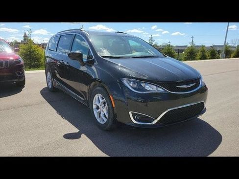 Used 2017 Chrysler Pacifica Touring-L w/ Tire & Wheel Group FWD image 3