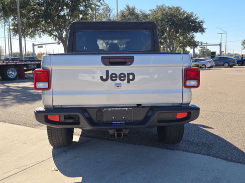 Used 2022 Jeep Gladiator Sport image 7