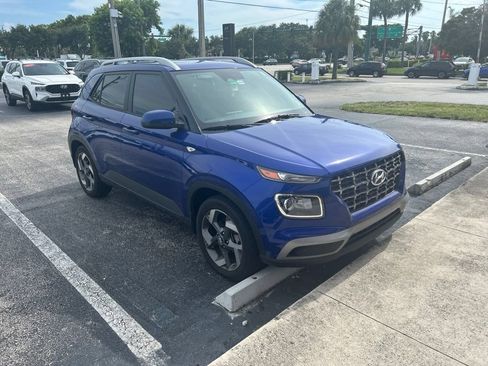 Used 2024 Hyundai Venue SEL FWD image 3