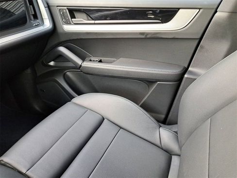 Certified 2025 Porsche Cayenne AWD/4WD image 23