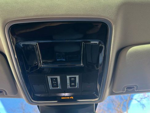 Used 2017 Land Rover Range Rover HSE image 13