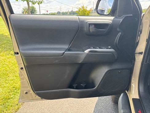 Used 2017 Toyota Tacoma TRD Off-Road AWD/4WD image 23