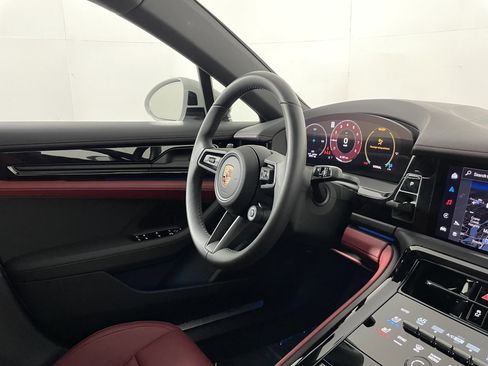 Used 2025 Porsche Panamera image 12