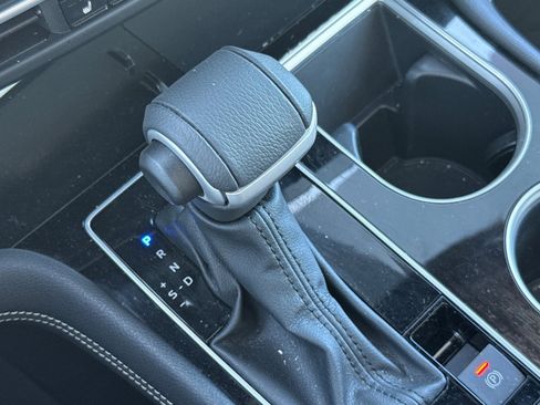 Used 2025 Toyota Sienna Limited image 32