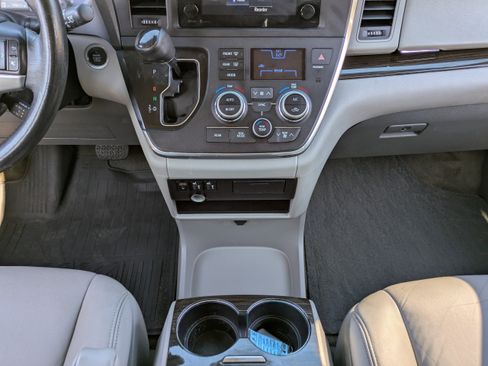 Used 2015 Toyota Sienna Limited image 21
