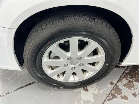 Used 2016 Chrysler Town & Country Touring image 25