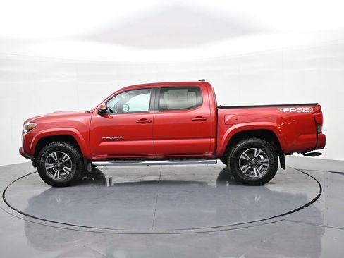 Used 2017 Toyota Tacoma TRD Sport image 9