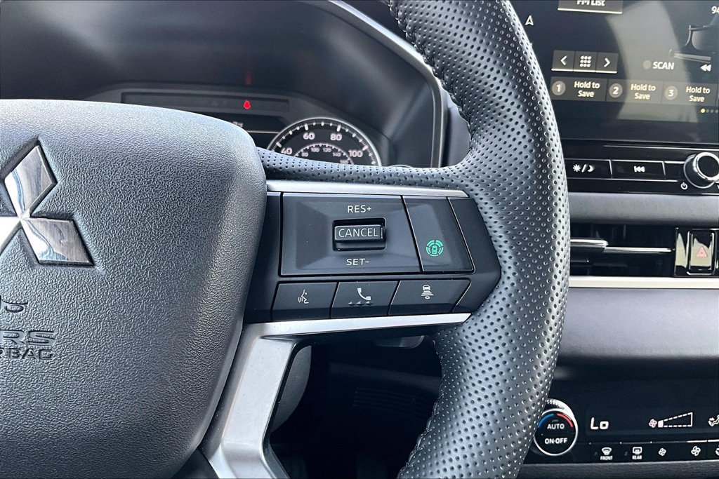 Used 2025 Mitsubishi Outlander SE AWD/4WD image 18