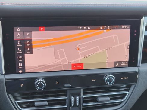 Certified 2023 Porsche Macan AWD/4WD image 19