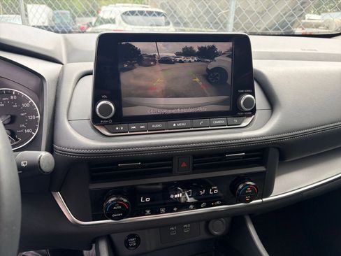 Used 2025 Nissan Rogue SV image 24