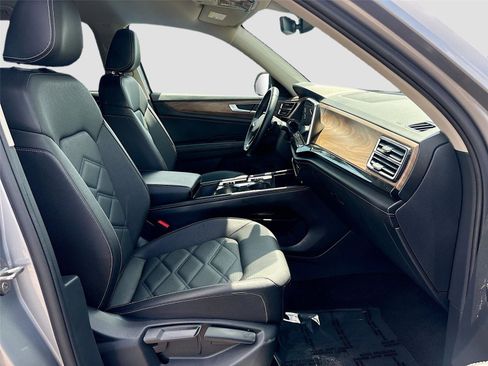 Used 2025 Volkswagen Atlas SE image 28