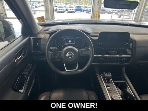 Used 2025 Nissan Pathfinder SL AWD/4WD image 2