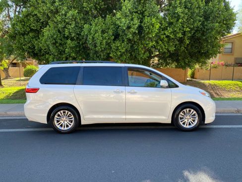 Used 2015 Toyota Sienna XLE Premium FWD image 8
