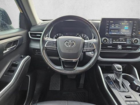 Used 2020 Toyota Highlander XLE image 11