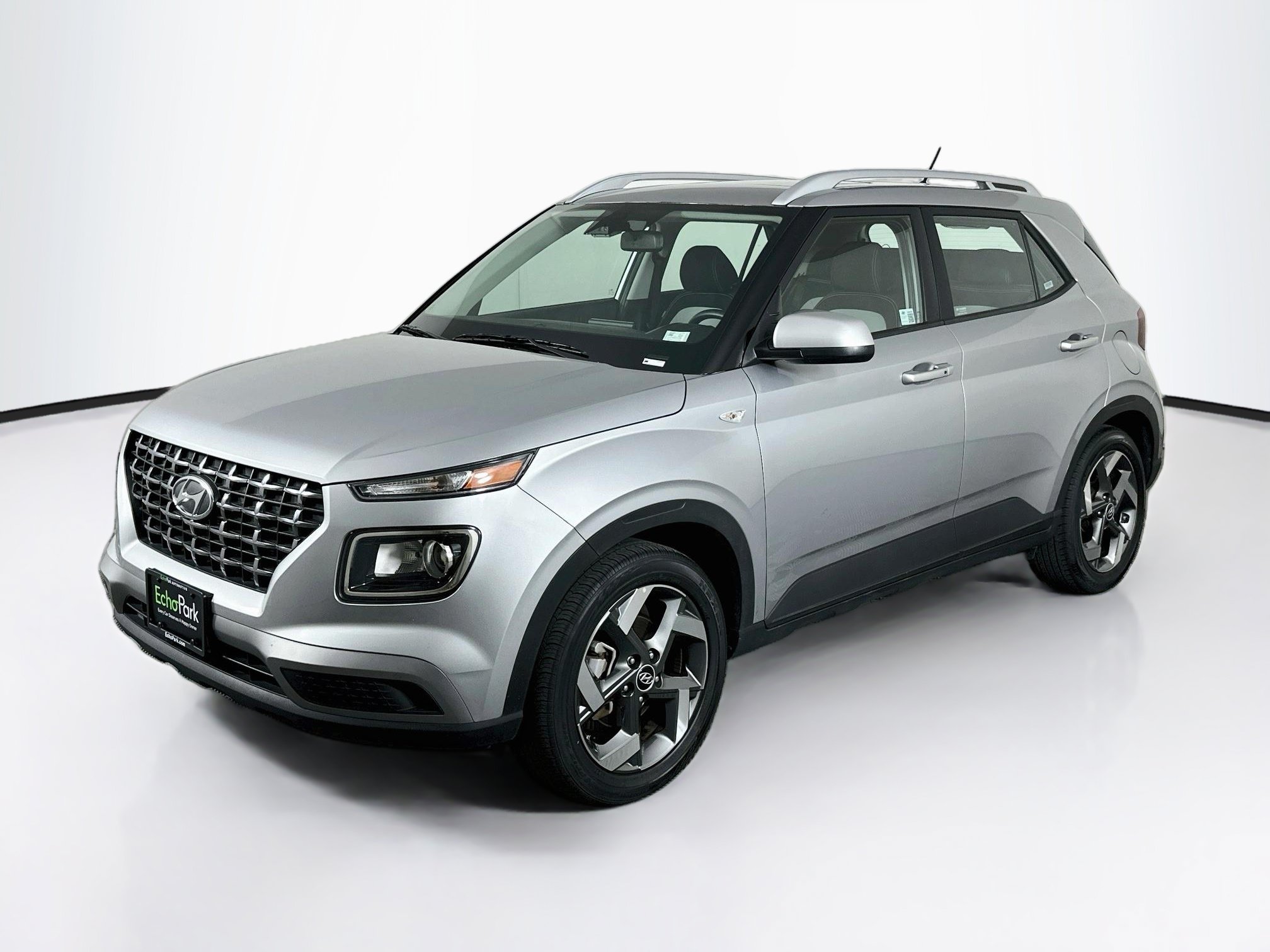 Used 2025 Hyundai Venue SEL FWD image 3